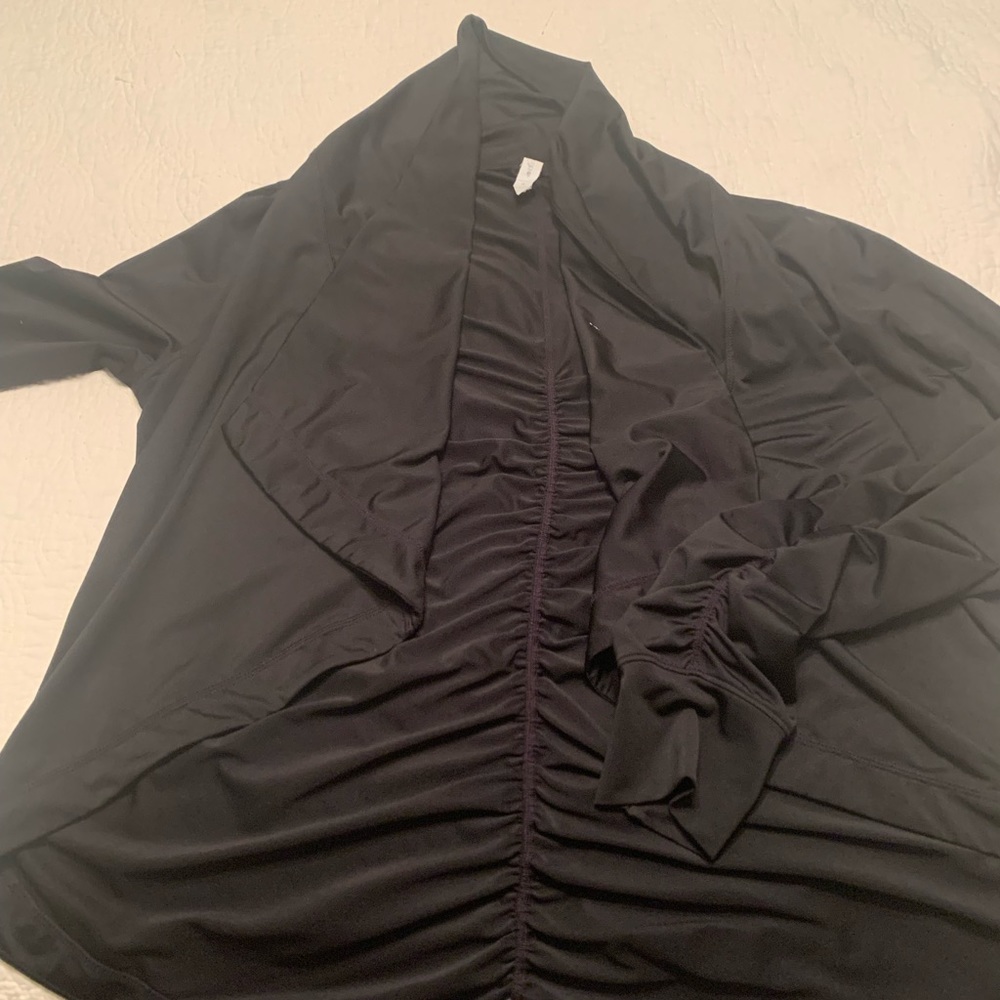 Cropped and scalloped yoga jacket